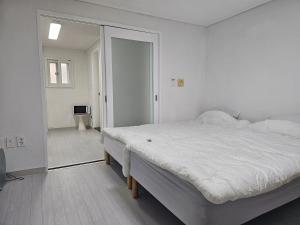 2 beds quite 1minConvience 5min from the subway