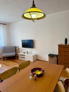 Prostorny byt 2kk s balkonem a vanou,blizkost centra