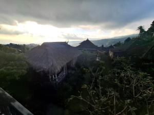 Kraras Munduk Guest House & DonBiyu Rendezvous Restaurant