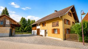 CROWN LIVING Holiday Home