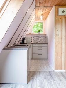 Ebony, kleines Nurdachhaus in direkter Waldrandlage
