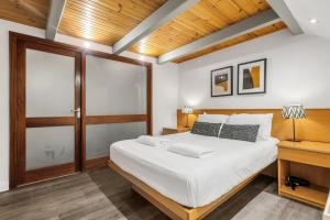 Central Apt Near Old Market Square with Parking