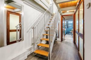 Central Apt Near Old Market Square with Parking