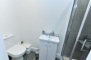 Stylish Flat with En-Suites Near Nature & Amenities