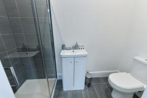 Stylish Flat with En-Suites Near Nature & Amenities