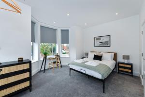 Stylish Flat with En-Suites Near Nature & Amenities