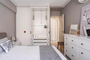 Seaside 2-BDR apartment with a pool