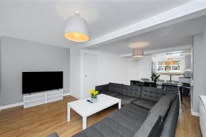 Spacious 6-Bed Home Sleeps 12, Near Highfields Park