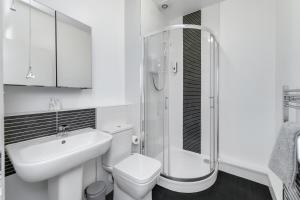 Spacious 6-Bed Home Sleeps 12, Near Highfields Park