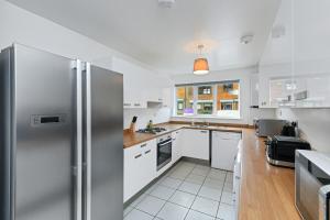 Spacious 6-Bed Home Sleeps 12, Near Highfields Park