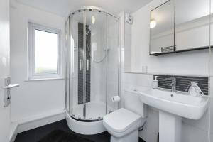 6-Bed House for 12 with Parking, Near Highfields Park