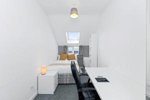 6-Bed House for 12 with Parking, Near Highfields Park