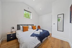 3BR House in Prime Barnet Location with Driveway