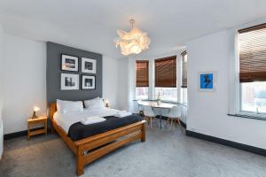 5-BR Home Featuring Art and Photography Collection