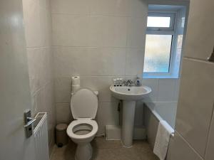 Alderton House - Spacious 3 Bed with Parking