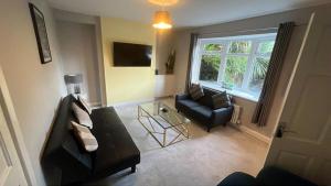 Alderton House - Spacious 3 Bed with Parking