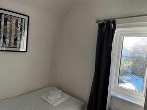 Alderton House - Spacious 3 Bed with Parking