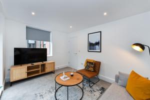 Stylish Flat Near Nature & Town Centre with Parking