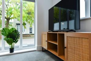 Stylish Flat Near Nature & Town Centre with Parking