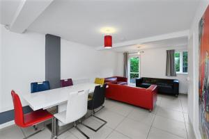 Large Family Home with 6 Beds Near Highfields Park