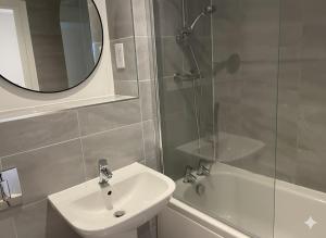 Modern 2-Bed Flat with WiFi Near Central Birmingham