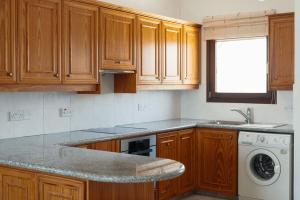 Mountain view 6 bed mansion with Private Padel Court, Pool & Gym