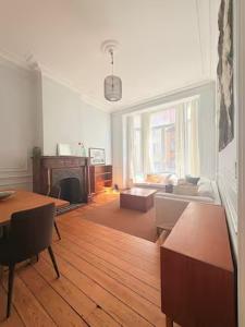 Spacious Apartment - 5 Min from Midi Station