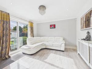 Modern & Cosy Home with Free Parking and Wifi