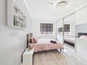 Modern & Cosy Home with Free Parking and Wifi