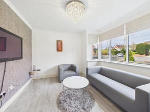 Modern & Cosy Home with Free Parking and Wifi