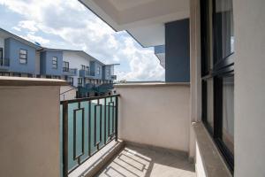 Elegant 4BR Townhouse with pool near Wilson Airport