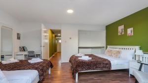 Spacious Garden Home 4 mins to Camden Station & 1 min walk to Camden Market
