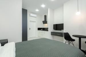 14-4 Diplomat Hall, Zhylianska 59, Kyiv centre, stunning city view, 15 kW backup power, Petrovdom Apartment
