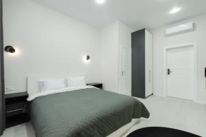 14-4 Diplomat Hall, Zhylianska 59, Kyiv centre, stunning city view, 15 kW backup power, Petrovdom Apartment