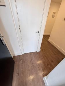 Flat F Sleep 8 on Wandsworth Road