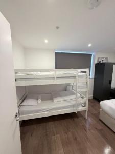 Flat F Sleep 8 on Wandsworth Road