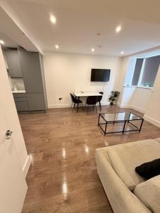Flat F Sleep 8 on Wandsworth Road