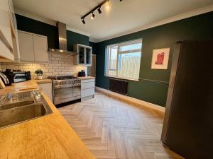 Spacious Stylish Cardiff House Near City Centre