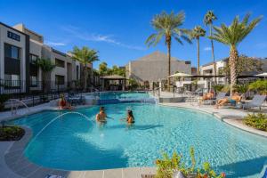 Central Location Pool Gym Balcony Parking Washer and Dryer