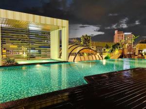Bukit Indah Skytree Comfort Creamy Studio Apartment