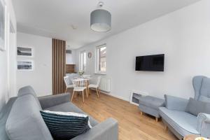 Cozy Apartment with Balcony Near the Sea by Noclegi Renters