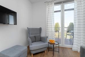 Cozy Apartment with Balcony Near the Sea by Noclegi Renters