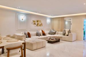 Elegant Seaside Luxury Apartment with Private Pool Access