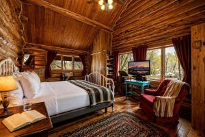 Classic Log Cabin Hideaway with Loft, Balcony & Fireplace in Buffalo, Wyoming