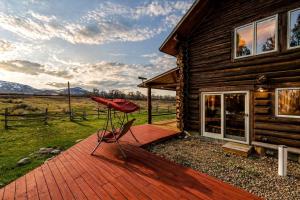 Classic Log Cabin Hideaway with Loft, Balcony & Fireplace in Buffalo, Wyoming