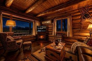 Classic Log Cabin Hideaway with Loft, Balcony & Fireplace in Buffalo, Wyoming