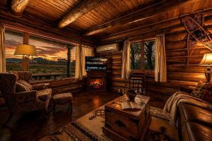 Classic Log Cabin Hideaway with Loft, Balcony & Fireplace in Buffalo, Wyoming