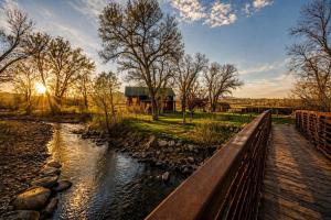 Classic Log Cabin Hideaway with Loft, Balcony & Fireplace in Buffalo, Wyoming