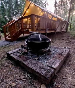Secluded Off-Grid Glamping Tent with Private Bathhouse Near The Caverns & Waterfalls – Coalmont, Tennessee