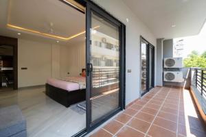 Atrium Luxury 3BHK near IGI Airport & Yashobhoomi with Fast WIFI